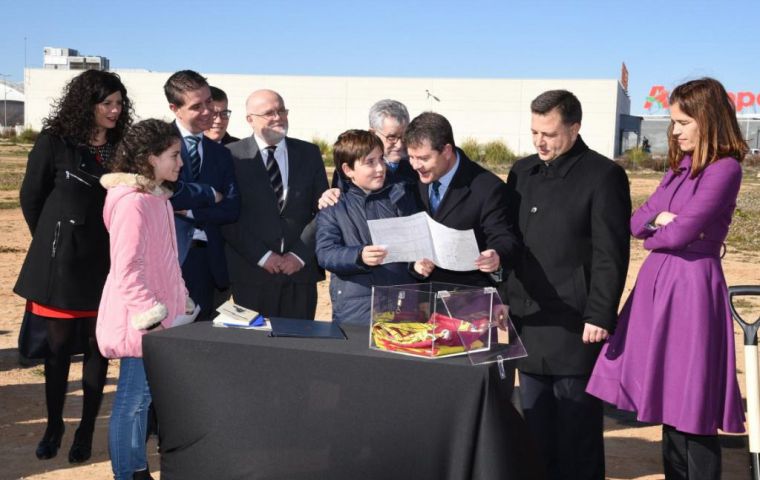 El presidente Page, coloca la primera piedra del que será nuevo colegio en el barrio de Cañicas-Imaginalia, en Albacete