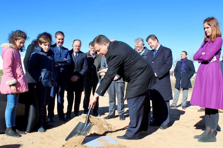 El alcalde tiende la mano del Ayuntamiento a la Junta para seguir dotando a los barrios de Albacete de las infraestructuras necesarias