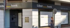 La fusión Liberbank-Unicaja implicaría el cierre de 42 oficinas y un ajuste de 2.452 empleos, según Kepler