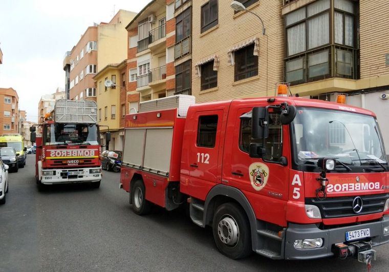 Trasladan al hospital de Albacete a una mujer de 85 años tras inhalar humo en el incendio en su vivienda