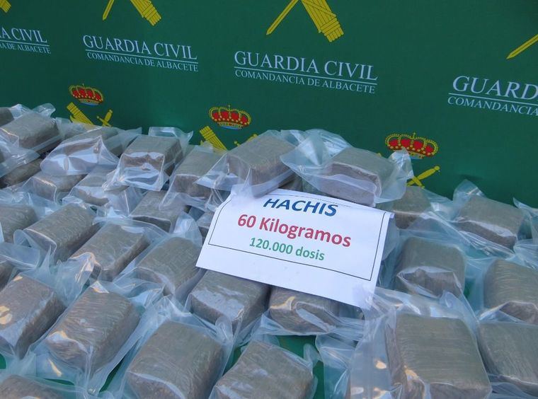 La Guardia Civil de Albacete detiene a dos personas e interviene 60 kilos de hachís en la autovía A-43