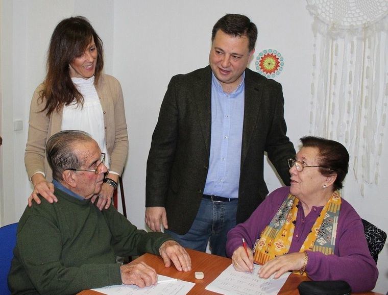 Serrano agradece a la Asociación de Familiares y Enfermos de Parkinson de Albacete la gran labor social que realiza