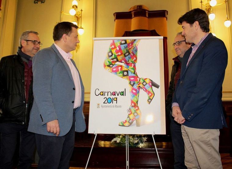 Manuel Serrano señala que el cartel del Carnaval de Albacete 2019, ‘Bonito disfraz’, obra de Rubén Lucas García