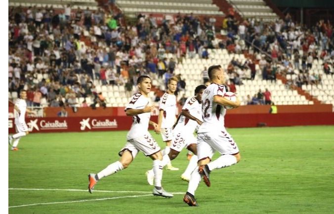 El Albacete, acompañado de cientos de seguidores, defiende el liderato ante un Zaragoza al alza