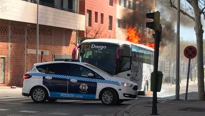Espectacular incendio de un autobús en la Puerta de Chinchilla de Albacete, junto a Eroski