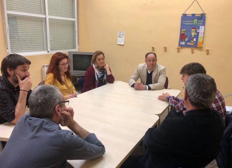 El candidato socialista a la Alcaldía de Albacete, Emilio Sáez, visita las instalaciones de APACEAL
