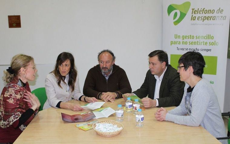 Manuel Serrano destaca el excelente trabajo que realizan los voluntarios del Teléfono de la Esperanza por mejorar la salud emocional de las personas