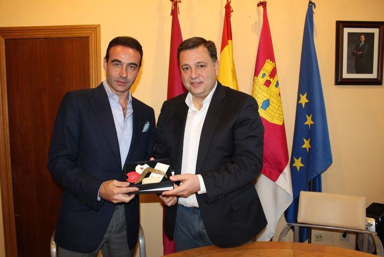 El Alcalde de Albacete, Manuel Serrano recibe en el Ayuntamiento al torero, Enrique Ponce