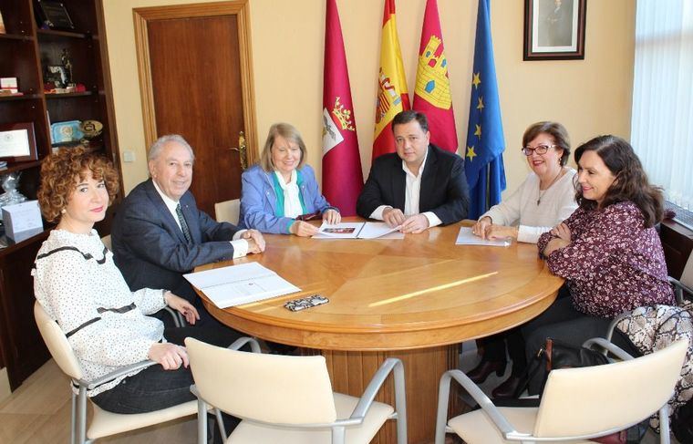 El alcalde reafirma su compromiso de colaboración con la Asociación Albacetense de Amigos de la Ópera