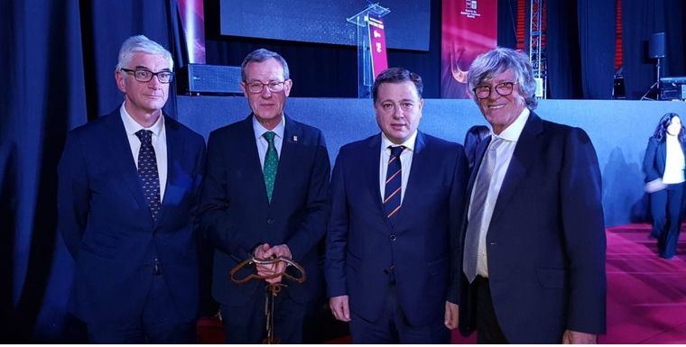 El alcalde Manuel Serrano acompaña al presidente de Asprona en la recogida del premio “Tauromaquia y solidaridad”