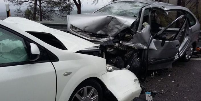 Trasladados al hospital cinco personas tras una colisión frontal en Albacete