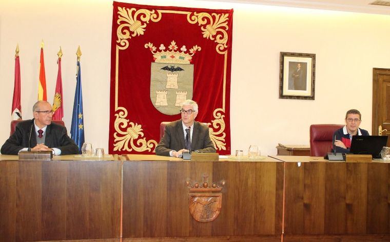 Alberto Reina preside el sorteo público celebrado en el Ayuntamiento para la determinación de los miembros que compondrán cada una de las 219 Mesas Electorales