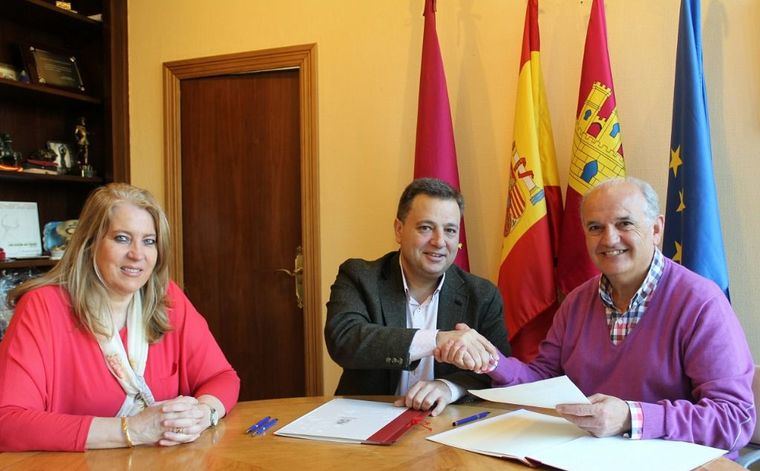 Manuel Serrano firma un convenio con la FAVA por valor de 75.000 euros para subvencionar su programa de actividades y servicios de 2019