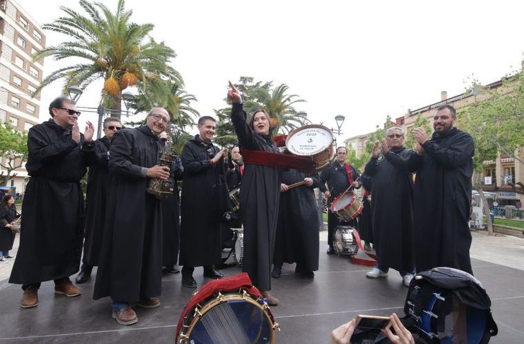 Encarnita Onrubia recibe su reconocimiento como 'Tamborilera del Año' en Hellín (Albacete)