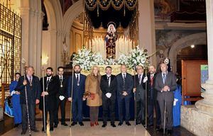 Llanos Navarro y Juan Francisco Jerez acompañan a la imagen de Nuestra Señora de los Dolores en la Procesión del Encuentro