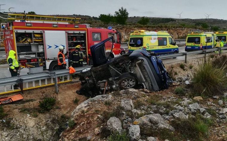 Rescatados cinco miembros de una familia de un coche accidentado en Sisante