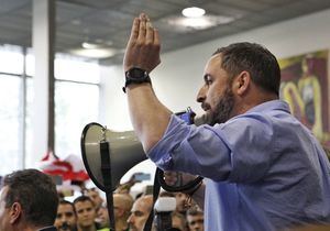 Abascal sugiere que sobran parlamentos regionales y ataca al Estado de las autonomías: 