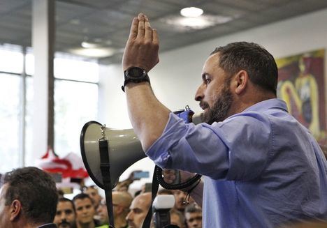 Abascal sugiere que sobran parlamentos regionales y ataca al Estado de las autonomías: 'Sólo premia a traidores'