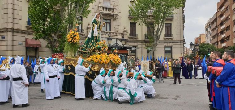 El tradicional encuentro de Domingo de Resurrección, pone broche de oro a una Semana Santa de Albacete pasada por agua