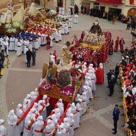 En Hellín, tras ocho años, el Encuentro de la Dolorosa con el Resucitado se lleva a cabo en la Plaza de la Iglesia por la lluvia