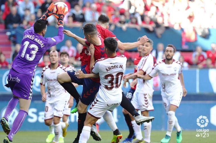 2-O. Osasuna lanzado al ascenso directo ante Albacete que se quedó con nueve