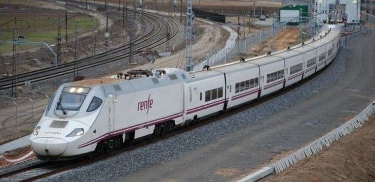 Una mujer herida grave tras ser arrollada por un tren Alvia en Albacete