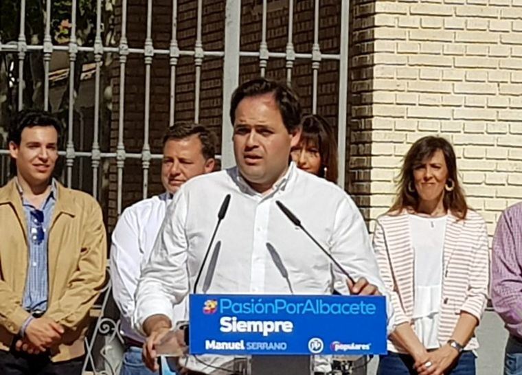 Paco Núñez se compromete a hacer un pabellón y una piscina olímpica en Albacete