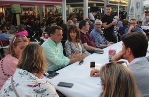 Manuel Serrano visita las tascas de la Feria acompañado de su candidatura y compromete el apoyo al Recinto y las fiestas de septiembre