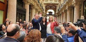 Inés Arrimadas, de Ciudadanos, apoya entre cañas a Carmen Picazo y Vicente Casañ en su visita a Albacete