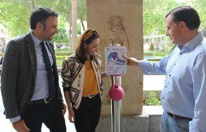 El alcalde anima a los albaceteños a usar los nuevos “Gumys” que ha instalado el Ayuntamiento en distintos puntos de la ciudad