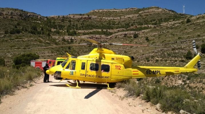 Un helicóptero de los bomberos de Alicante rescata a un senderista accidentado en Caudete (Albacete)