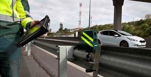 La Guardia Civil detecta al conductor de un turismo superando ampliamente los límites de velocidad cuando circulaba casi a 200 km/h.