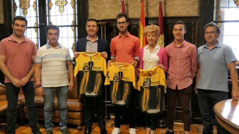 Santiago Cabañero recibe a Héctor Carretero, orgullo de presente y futuro en el Ciclismo para la provincia de Albacete