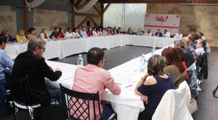 Fernando Mora presidirá el Grupo Socialista en las Cortes y Ana Isabel Abengózar, portavoz