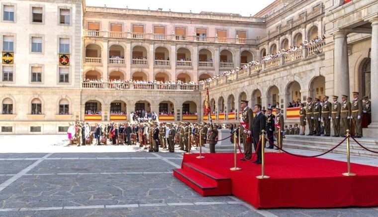 Unas 800 personas, entre ellas Emiliano García-Page, juran bandera en Toledo