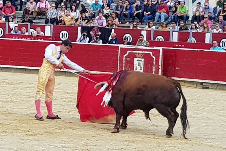 Rubén Pinar, del percance a la Puerta Grande, en la corrida de Asprona en Albacete