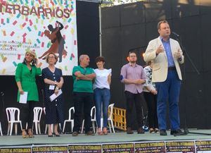 El Alcalde de Albacete visita el Festival Interbarrios y traslada a los vecinos su 