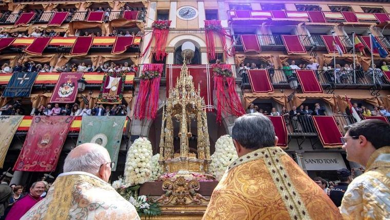 Un Toledo muy engalanado vive su día grande del Corpus Christi con miles de personas en la calle