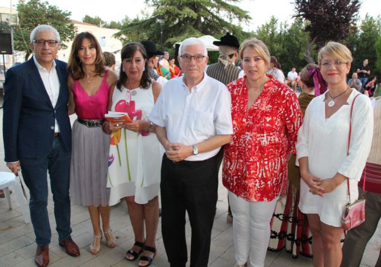 Gloria Reales, Joaqui Alarcón y Llanos Navarro acompañan a los vecinos de Sepulcro-Bolera durante el pregón de apertura de las fiestas del barrio 