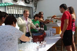 El alcalde de Albacete comparte un chocolate con los vecinos de Sepulcro Bolera