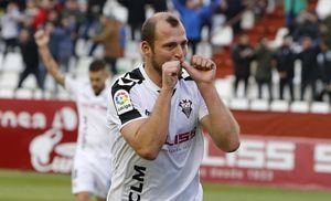 El delantero ucraniano Zozulia renueva con el Albacete por dos temporadas