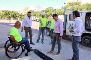 Manuel Serrano visita las obras en rejillas e imbornales que “garantizan la accesibilidad de todas las personas en el Recinto y todo el entorno ferial”