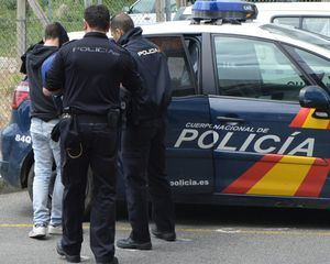 La Policía Nacional detiene in fraganti a un varón que se disponía a fracturar un escaparate con un adoquín