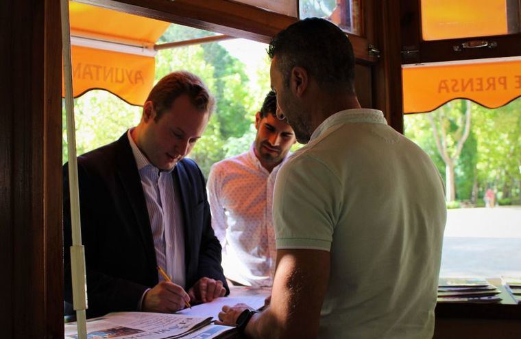 El alcalde de Albacete, Vicente Casañ; y el concejal de Educación, José González, visitaron el kiosco de verano en el Parque de Abelardo Sánchez