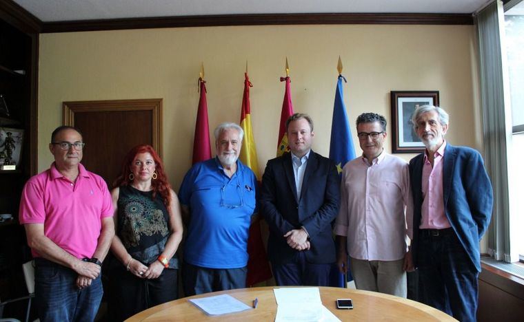 La recién constituida Asociación Amigos del Museo de la Cuchillería se presenta ante el alcalde de Albacete