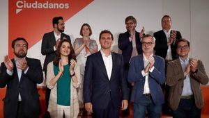 Rivera echa a críticos de la Ejecutiva de Ciudadanos, se rodea de afines y sitúa a Lorena Roldán como portavoz