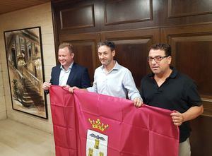 El alcalde entrega una bandera de la ciudad a Santi Denia, seleccionador que ha hecho campeona de Europa a la sub-19