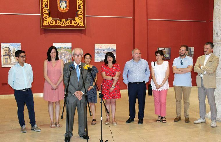 El pintor Antonio Carrilero inunda el Centro Cultural de La Roda de amapolas, almendros y mieses