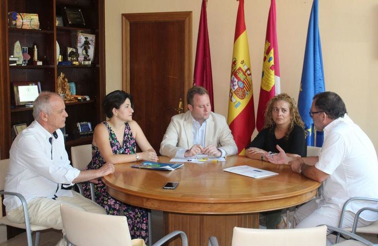 Las familias numerosas trasladan una batería de medidas en favor de su colectivo al alcalde de Albacete