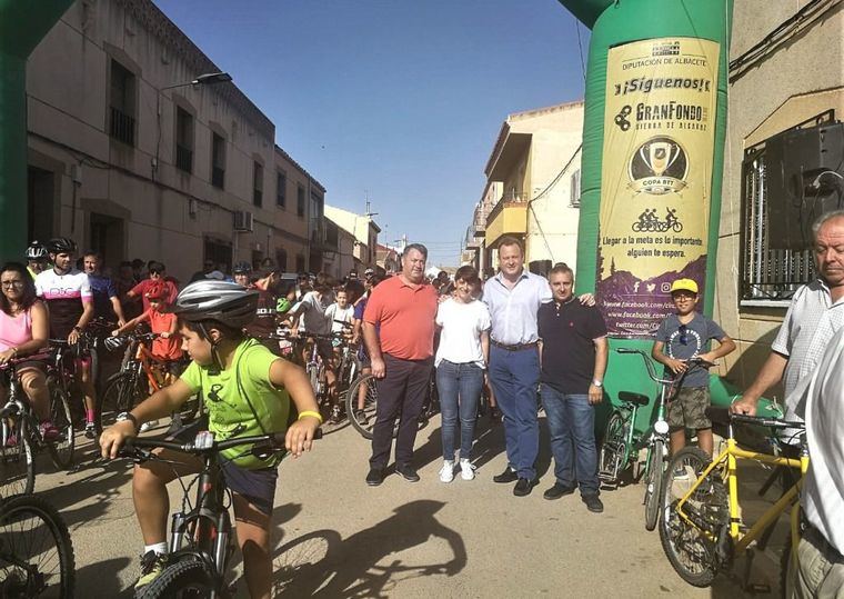 El alcalde de Albacete y la concejala de Barrios acompañan a los participantes de la XIII edición de la marcha cicloturista de Los Anguijes
